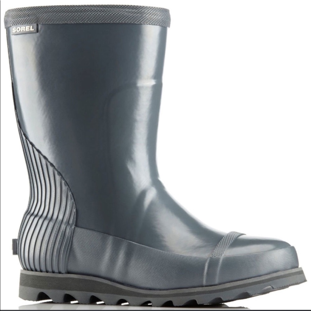 Sorel black short Joan rain boots size 8